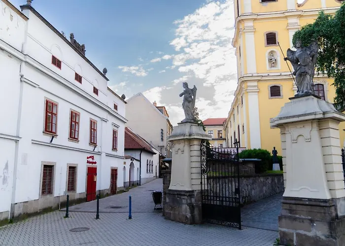 Carlone House Еґер