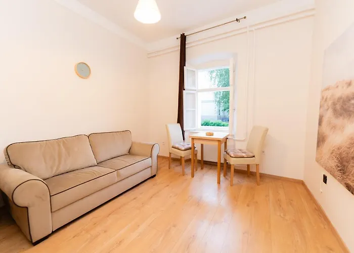 Carlone House Еґер