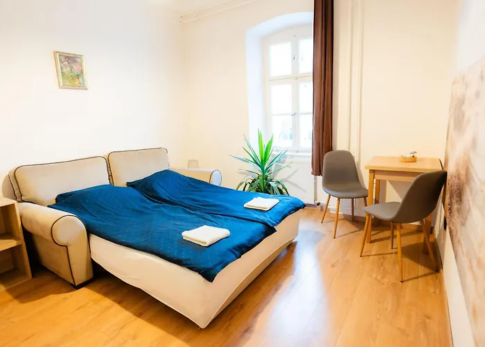 Carlone House * Еґер