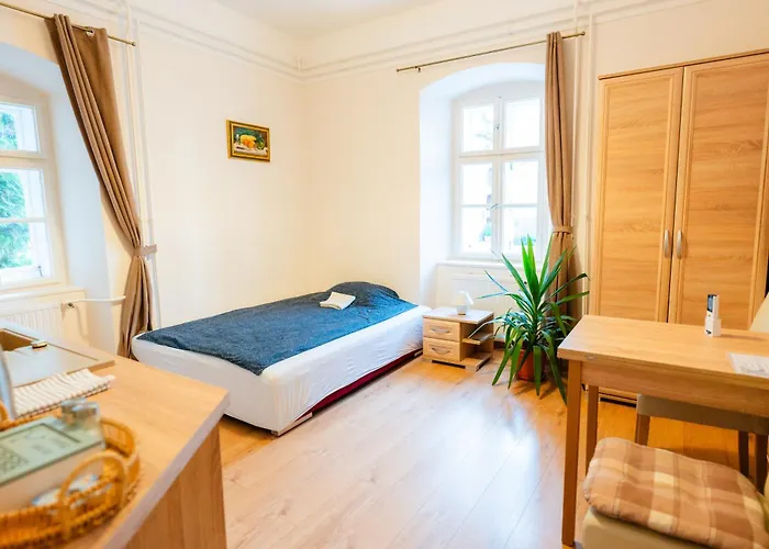 Carlone House * Еґер