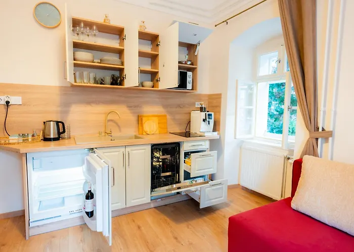 Проживання в сім'ї Carlone House