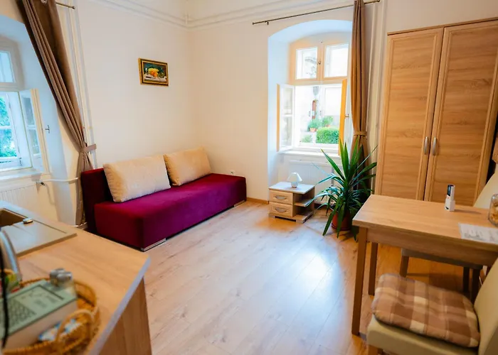 Carlone House Еґер