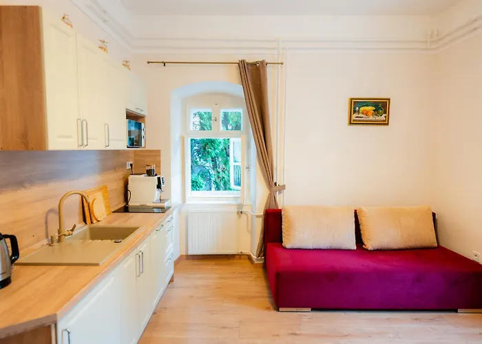 Проживання в сім'ї Carlone House